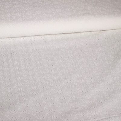 Swiss broderie stof off white ecru