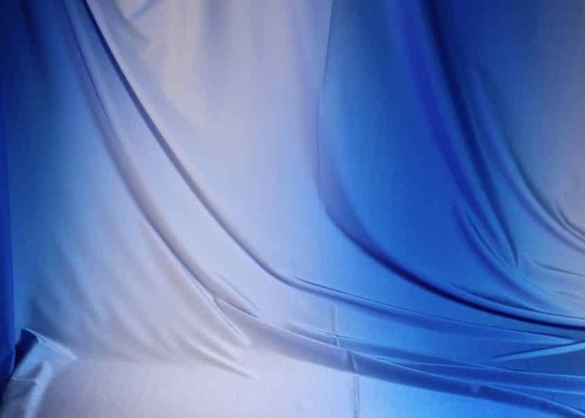 Stretch 4 way dans- en badpakstof ombre blauw/wit